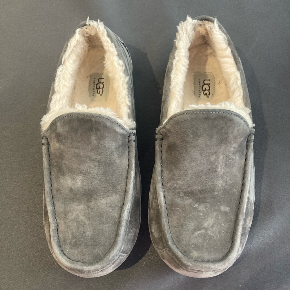 UGG. Men’s Ascot Charcoal slipper size 9
